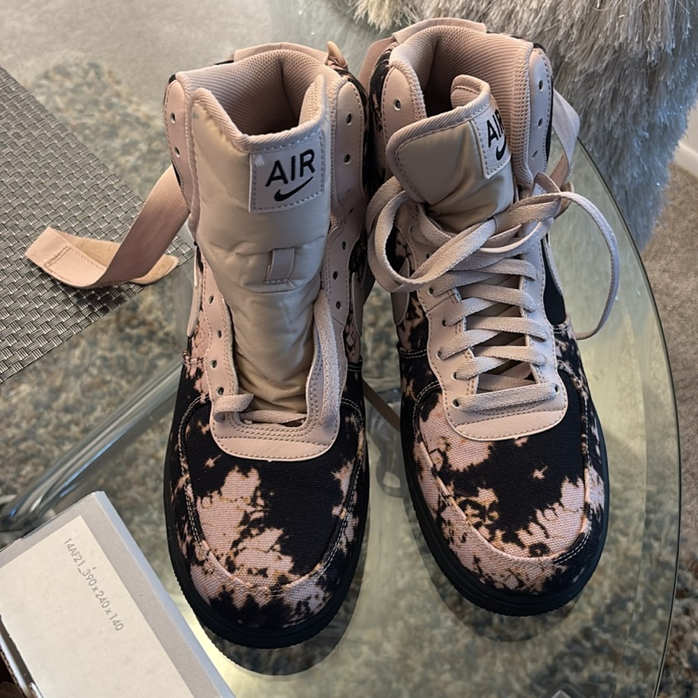 Nike - Picture 4 of 6